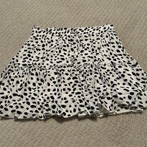 alelly skirt, worn lightly